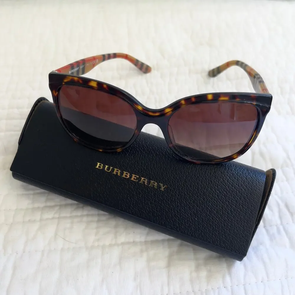 Burberry Sunglasses With Hard Plastic Case B4270-F